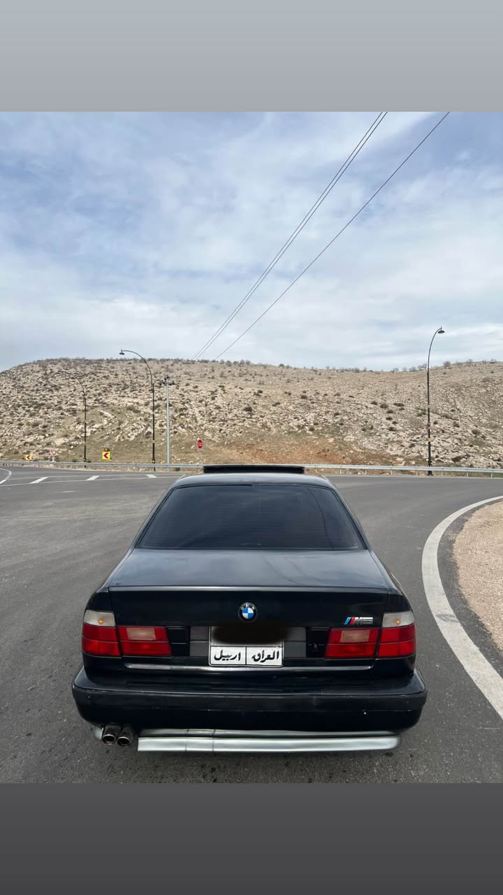 بی ام ٥٢٥ مودئل ١٩٩٢  فول مواصفات مکینە ٢٥ گئر توماتیک ٦نمرە دوگمەی S E بەشەرت سلایت کوشن ٦پارچە و ٦ کەلەشە جلد ناو رەش فورمیکە تبرید و هیتەر بەشەرت ٤ جام کارەبای دەبل جکمجە گئج عەلقە لایت عەلقە دعامیات M باش و پئش ویل و تایە جدید 2 سایز M18 گئر و مکینە و اکسل بە شەرت وکالە بە ناو خومە تحویلی بە شەرت غرامەش جند لە سەری بیت دوای معاملە لوت دەگەرینمەوە  ژمارەی موبایل واتساب و ڤایبەریشی لە سەرە *********** دهوك, العراق
