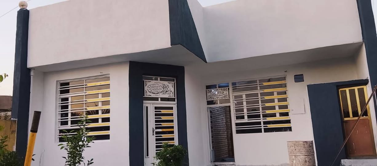 دار للبيع مساحه 
  ٢٧٠ متر 
الواجهه ١٠ متر 
النزال ٢٧ متر 
طابق واحد يحتوي على غرفتين نوم وصاله وستقبال ومطبخ وكراج حديقه طابو زراعي سند ٢٥
السعر 115 وبي مجال قليل 
استفسار على هذا الرقم ***********
