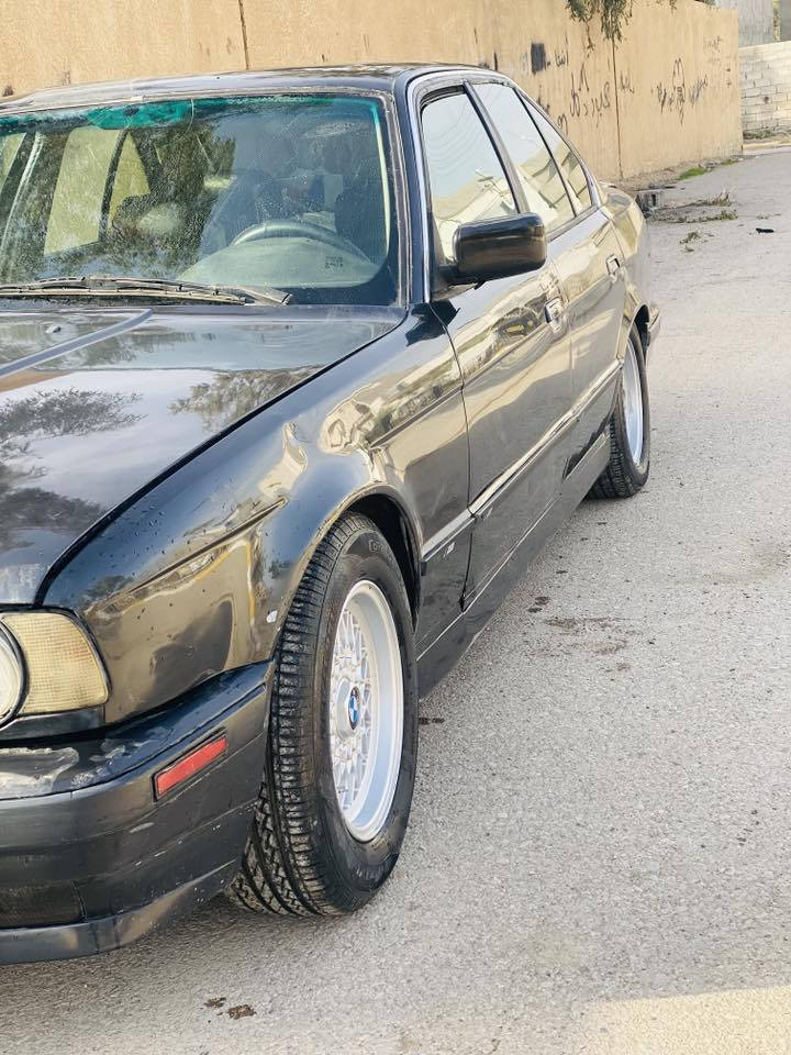 بي ام ٥٢٥ بلاد بجم عريض
يرادلها ترتيبات بسيطه 
عارضها ب٣٩ ورقة وعليها ورقتين غرامه ينزل من سعر 
التفاصيل اتصل ع رقم ***********
