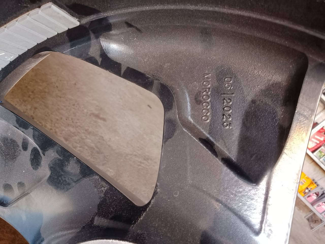 سلام عليكم شباب هاذا تاير للبيع التاير جديد والوليل هم جديد مال توسان2023 السعر225 وبي مجال مكاني بغداد الشعله رقمي ***********
