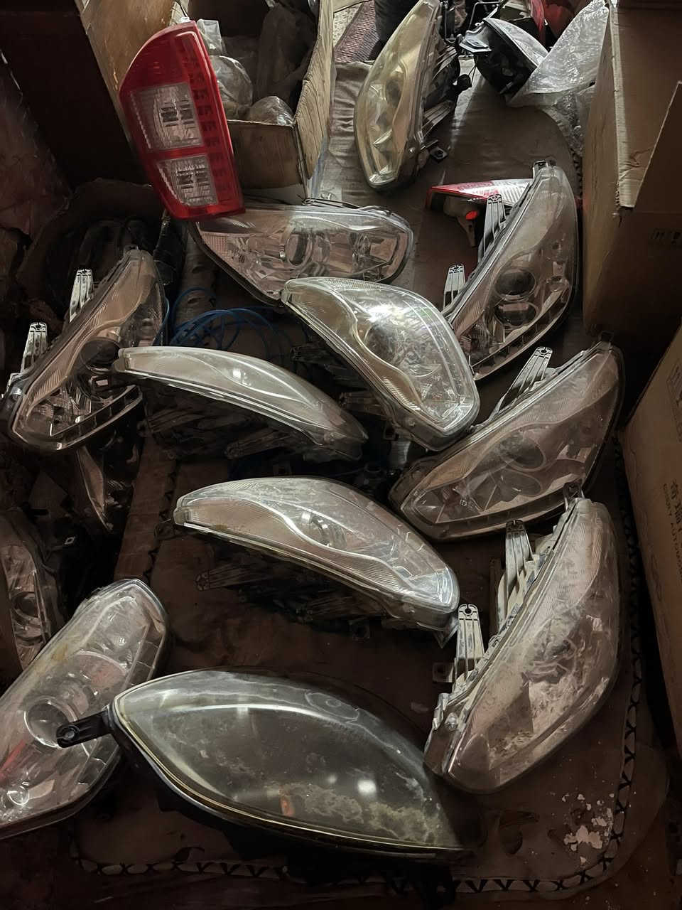 لايتات اصلي شركه واكو كم قطعه بك لايت سعر زوج 50 الف النظافه 90 ‎%‎ بغداد حي العامل ابو فهد شيري ***********
