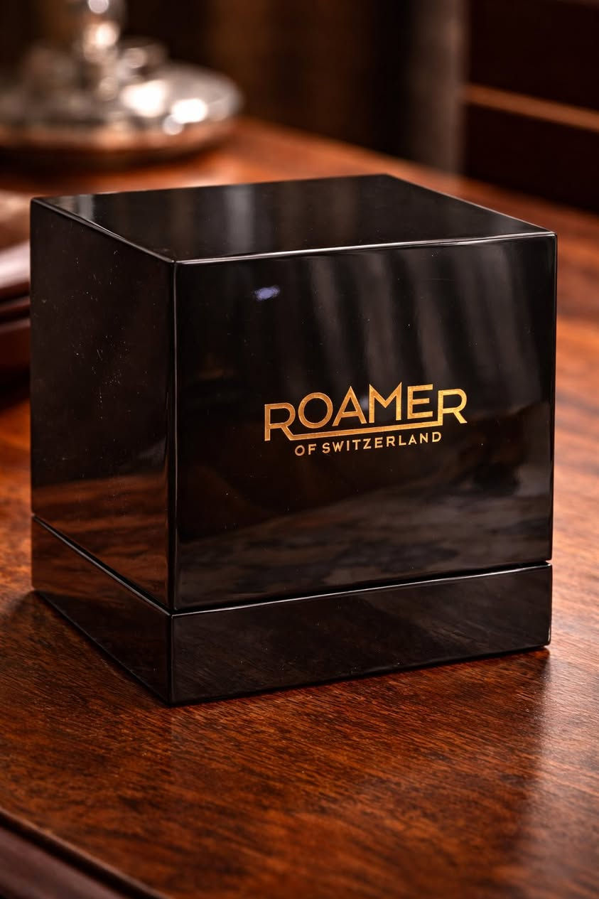 ⌚ Roamer Superior Moonphase – Swiss Made 🇨🇭

ساعة رجالية فخمة | مستعملة بحالة ممتازة

ساعة سويسرية أصلية من شركة Roamer – since 1888
تصميم كلاسيكي راقي يناسب الرسمي واليومي، وتفاصيل دقيقة تعكس الذوق العالي.

الحالة:
🔹 مستعملة استعمال خفيف
🔹 نظيفة جداً، بدون خدوش مؤثرة
🔹 مع العلبة الأصلية + الكتيبات + الضمان

المواصفات:
🔹 Swiss Made – صناعة سويسرية أصلية
🔹 Moonphase حقيقي (عرض أطوار القمر)
🔹 Swiss Quartz Ronda حركة عالية الدقة
🔹 زجاج Sapphire Crystal مقاوم للخدش
🔹 هيكل ستانلس ستيل ثنائي اللون (فضي + ذهبي)
🔹 مينا أزرق داكن بنقشة فخمة
🔹 أرقام رومانية ذهبية بارزة
🔹 عرض اليوم
🔹 عرض التاريخ
🔹 عرض أطوار القمر
🔹 مقاومة ماء 5 ATM
🔹 قياس رجالي واضح ≈ 43mm

🔹 السعر:
🔹 550 ألف دينار


**إذا كنت صاحب هذا الإعلان وتريد حذفه لأي سبب، رجاءا أرسل رسالة إلى الدعم الفني**