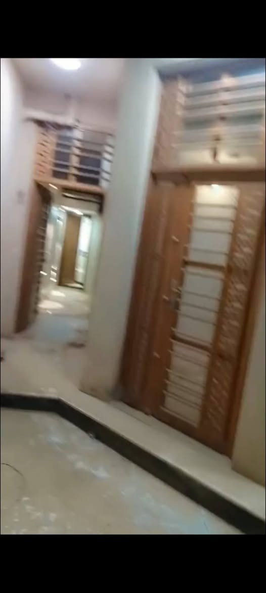 بيت للايجار المساحه ١٥٠متر يحتوي على ٣غرف نوم وكلدور وصاله ومطبخ عنوان شارع ٨٠حي الضباط علما ان البيت بي سبالت ٢ارضيه البيت مرمر بيت نضيف جدا للاستفسار الاتصال على الرقم التالي *********** مكتب مرتضى التميمي للعقار 📍🏡
