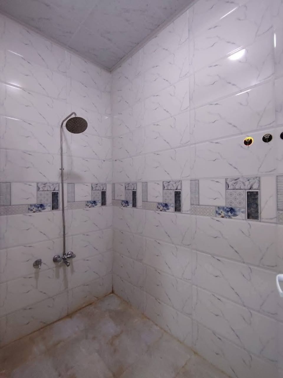 للايجار للايجار للايجار للايجار
#عقارات_فنر_الحمداني
مكتب البلديات للعقار
شقة طابق ثاني في حي السماح مقابل مول القمة 
غرفتين نوم وصالة استقبال ومطبخ وصحيات وبيتونة
سعر الإيجار ٢٥٠ الف
للاستفسار الإتصال
***********
***********
مراجعة مكتب البلديات للعقار في حي المشراق فرع مطعم طماطة بلمدخل الرئيسي
