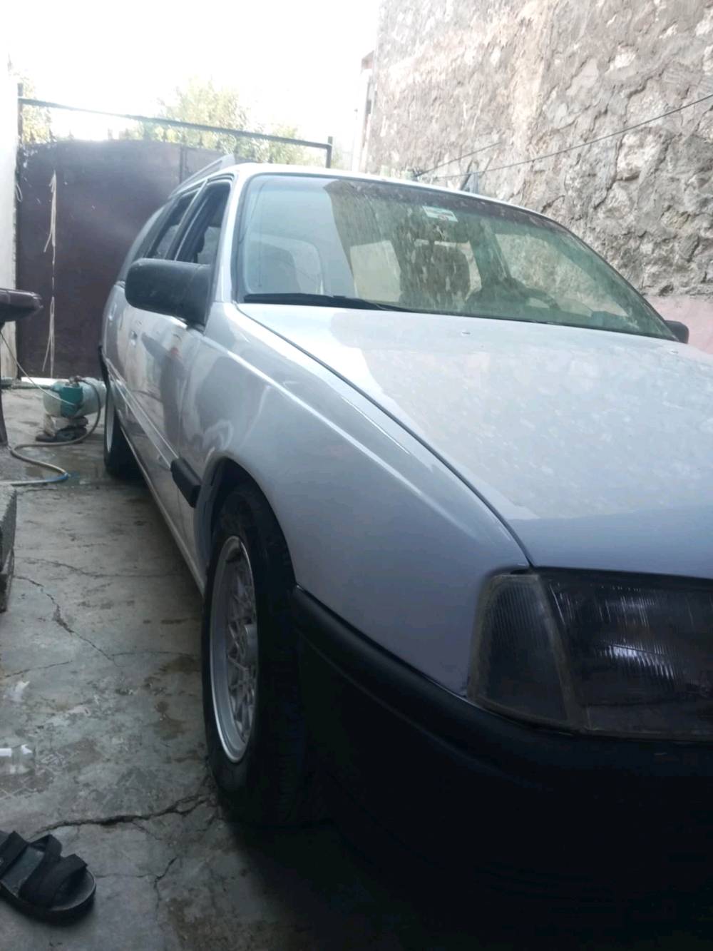 سلام عليكم سيارة اوميكه استيشن للبيع في كركوك  مابي أي عيب بس صبغ عم 