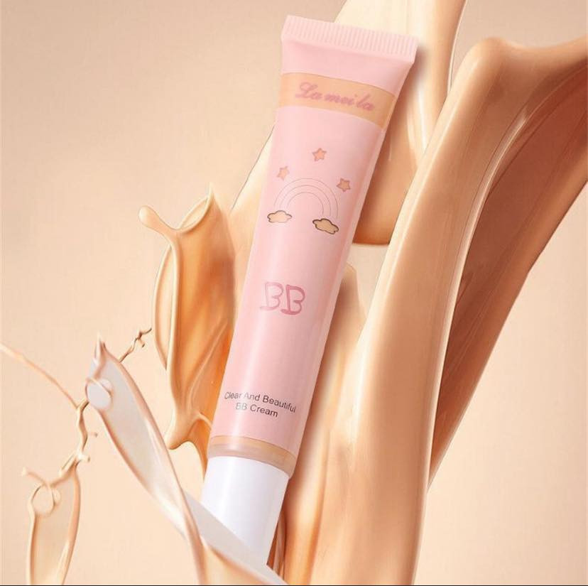 ✨ BB Cream من Lameila… سر البشرة الطبيعية والمخملية ✨

إذا تحبين المكياج الناعم اللي يبين بشرتج مرتبة وناعمة بدون طبقات ثقيلة، فهذا الـBB Cream راح يصير المفضل عندج 🤍
قوامه خفيف جداً ويندمج بسرعة ويا البشرة حتى يعطيج لوك طبيعي، صافي ومشرق من أول استخدام.

💖 مميزاته:

* يوحد لون البشرة بطريقة ناعمة وحلوة
* يخفي الاحمرار وآثار الحبوب والمسام بشكل طبيعي
* يمنح البشرة ترطيب ولمعة صحية بدون تكلف
* يخلي الوجه يبين أنعم وأرتب طول اليوم
* مناسب للاستعمال اليومي والجامعة والدوام
* سريع بالتوزيع وما يحتاج وقت بالمكياج

✨ النتيجة؟
بشرة فريش، ناعمة، وإطلالة مرتبة كأنج حاطة فلتر خفيف على وجهج 😍

مناسب للبنات اللي يحبّن الجمال الطبيعي والمكياج الخفيف الأنيق بعيداً عن الثقل والتكتل 💕 
السعر ب5الاف
توصيل بسمايه الف
توصيل محافظات5الاف
ويه كل طلب هديه💗💗


**إذا كنت صاحب هذا الإعلان وتريد حذفه لأي سبب، رجاءا أرسل رسالة إلى الدعم الفني**