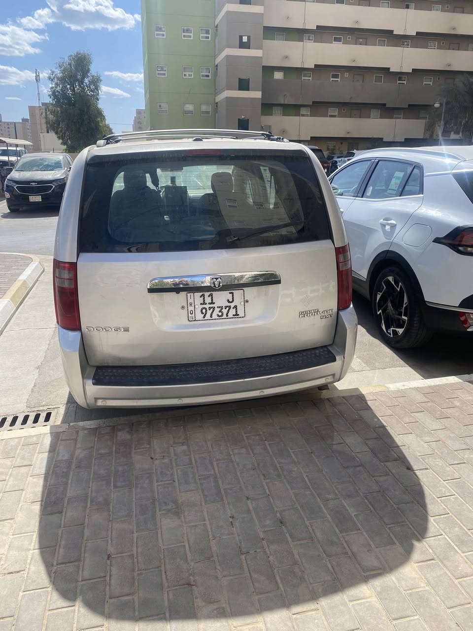 السلام عليكم 
دوج كرفان 2009 وارد امريكي كلين بدون حادث بدون تبديل بدون صبغ فقط بعض الشخوط موضحة في الصور والسيارة متروكة بسبب المرض .
سونار موجود ماشية 136 الف رقم بغداد دولي فول مواصفات ابواب كهرباء ثلاث قطع تبريد كشنات منفصل سبعة راكب كرسي السائق كهرباء بريك ويل كروم فرس بالسقف 3 شاشات لد ليلي محرك 3800 مكان السيارة مجمع بسماية 
السعر المطلوب 120 بيها مجال حك الجية للاستفسار الاتصال ***********
