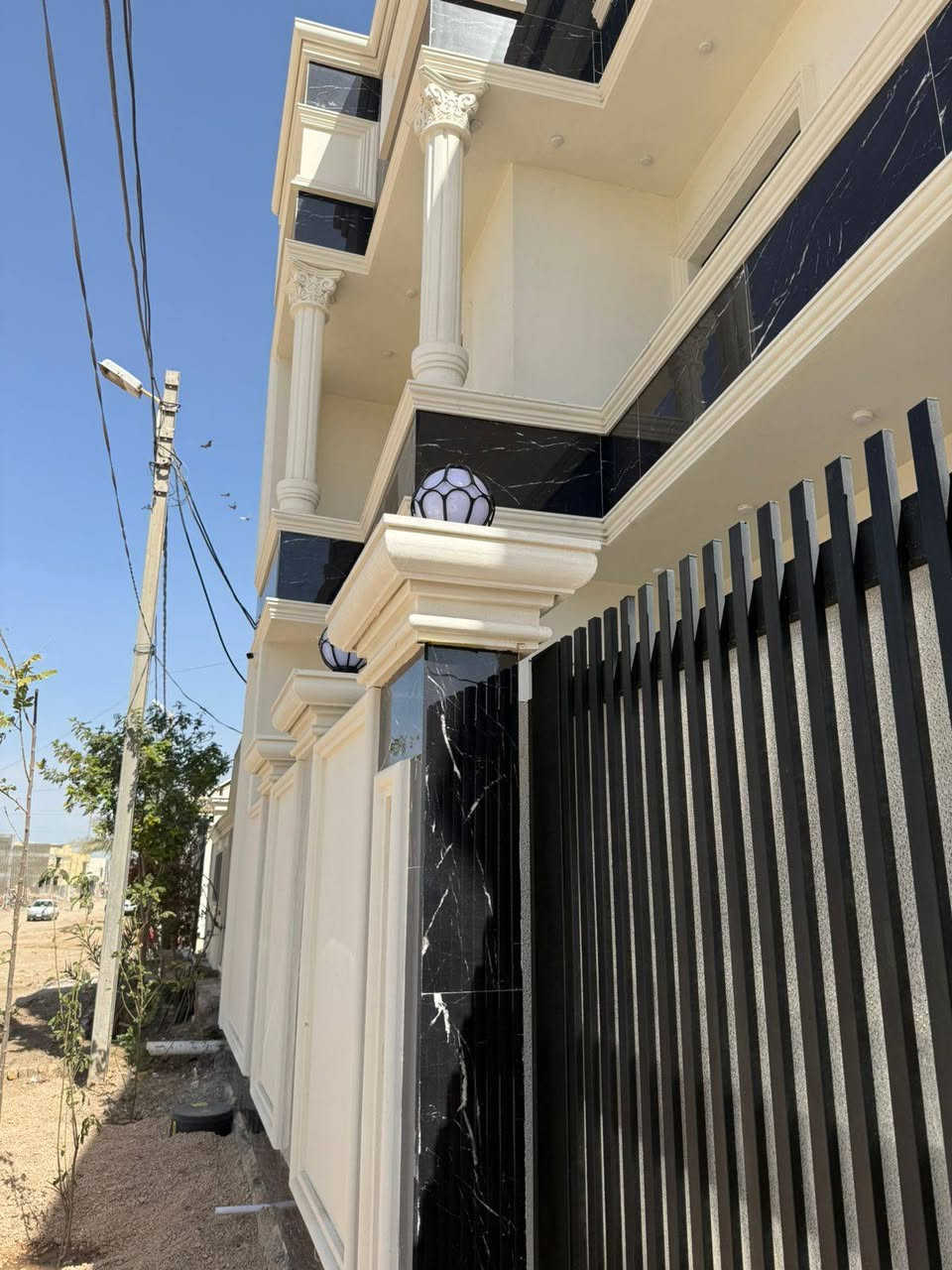 دار سكن بناء حديث للبيع
طابقين غير مسكون
ام الخيل 3  يقع على شارع بعرض عشرين متر
____________________
المساحه / 165 متر
الواجهه / 10 متر  ركن
____________________
الطابق الأرضي
غرفتين نوم / صاله / استقبال / مطبخ /  حديقه / كراج / 3 مجاميع صحيه

الطابق الأول
3 غرف نوم نظام سويت / صاله / مجموعه صحيه
ملاحظه الدار مجهزه بالطاقه الشمسيه
_____________________
للاستفسار
مراجعة مكتب النخبة للعقار الواقع حي العروبه شارع المتحف مقابل ايسي كريم الإيطالي او الاتصال على الأرقام التاليه
***********
***********
