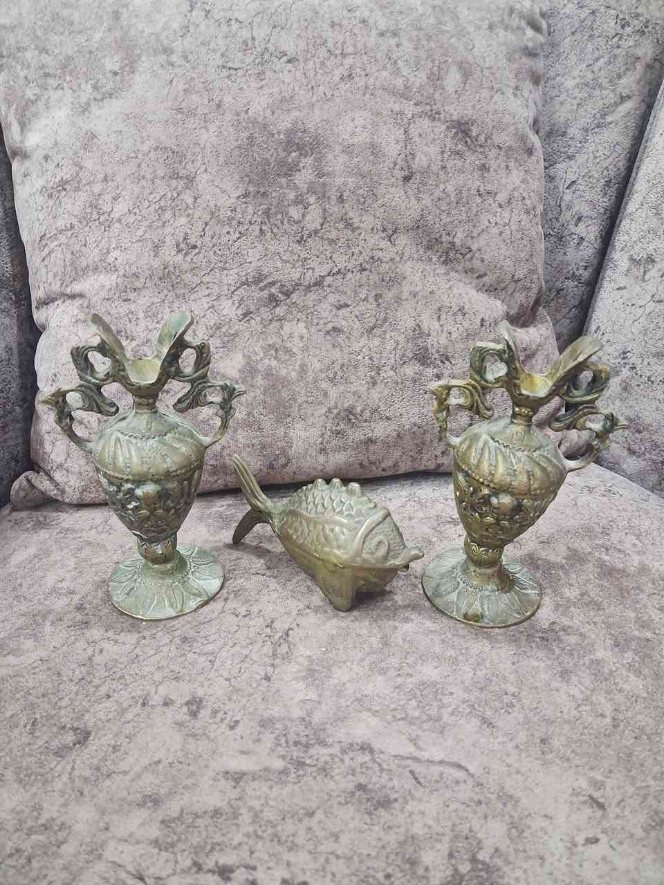 ✨ طقم قطع أنتيكا معدنية مميّزة ✨

للبيع طقم ديكور أنتيكا جميل ونادر يتكوّن من:
• مزهريتين زخرفيتين بتصميم كلاسيكي محفور
• مجسّم سمكة ديكور بتفاصيل دقيقة

القطع بطابع قديم أنيق، مناسبة للعرض والديكور الراقي أو لهواة اقتناء القطع التراثية.
حالة جيدة وجذّابة للنظر 🌿
متوفر التوصيل.

للاستفسار والسعر على الخاص.


**إذا كنت صاحب هذا الإعلان وتريد حذفه لأي سبب، رجاءا أرسل رسالة إلى الدعم الفني**
