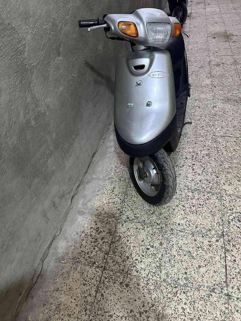 سلام عليكم دراجه بطه للبيع نقص فقط باتري هندر واحد تشتغل السعر ٣٠٠ وبيهه مجال المكان دولعي  الخطيب  لاتصال ***********
