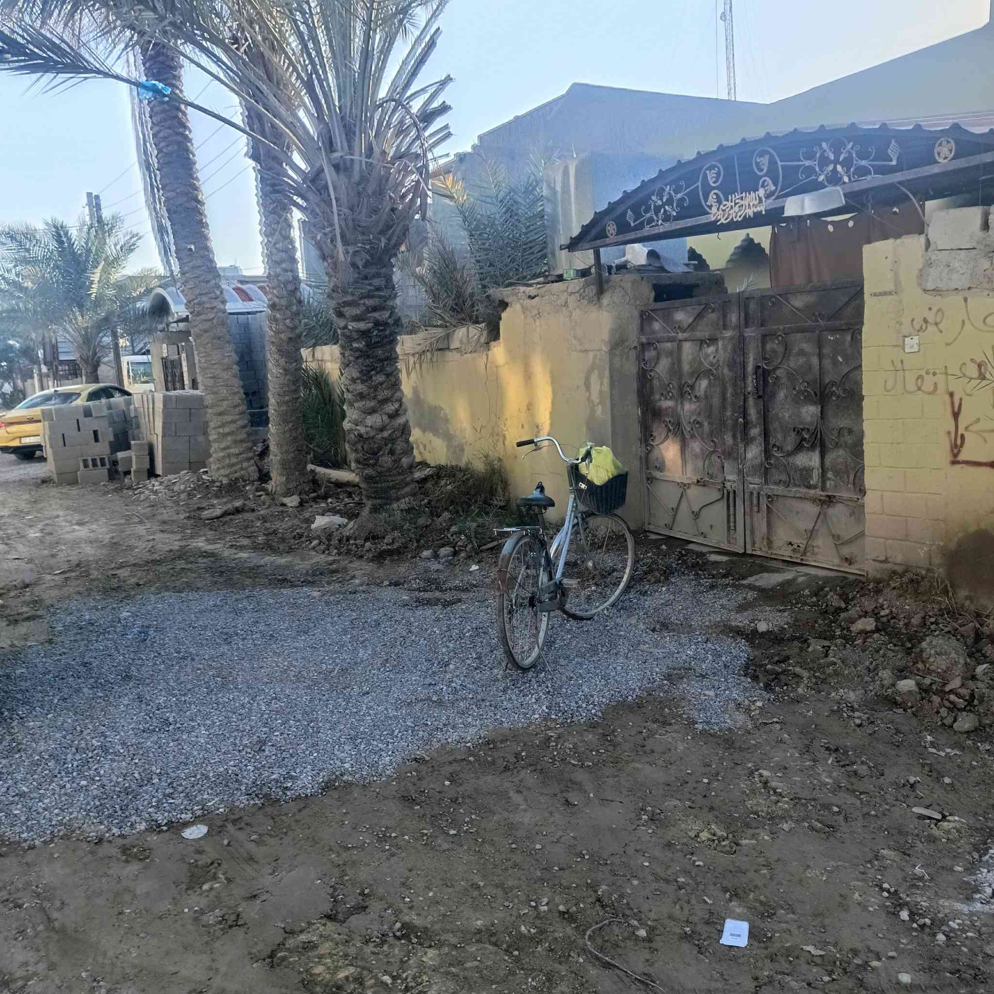 دار لل بيع 280 متر المكان كاطون الرحمة قريب عل شارع ثالث قطعة عن الشارع البيت يتكون من ستقبال هول غرفتين جوة غرفتين فوك صالة مطبخ الشراي يتصل ***********
