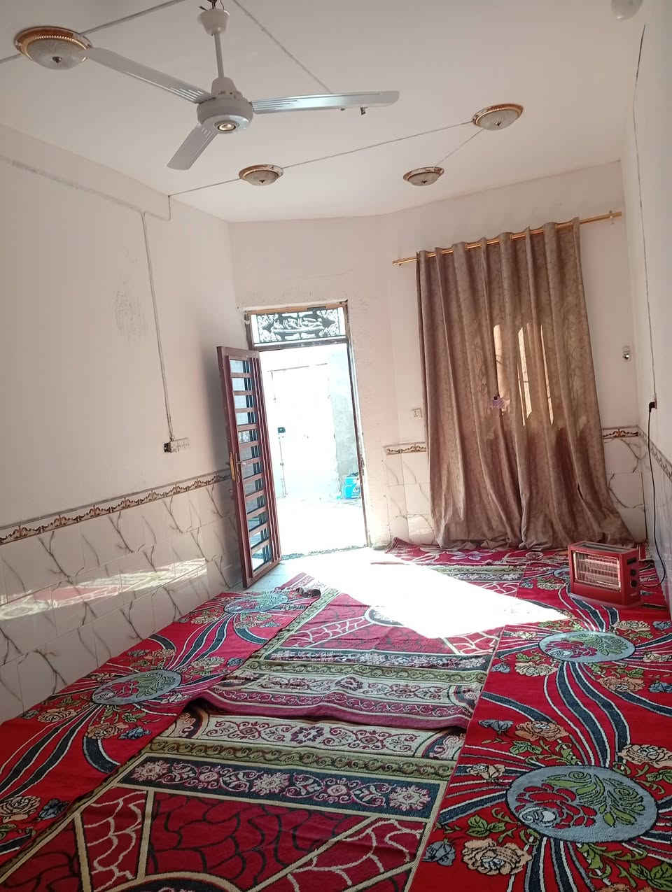 بيت زراعي حي عسكري نهايه شارع30
السعر 35مليون لتواصل واستفسار
*********** مساحته 180م
