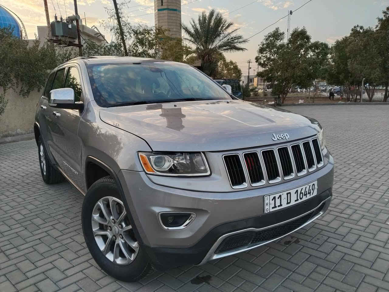 سلام عليكم للبيع 
جيب جراند 2015
 بيه صبغ جاملغ وبنيد وربع الباب 

المواصفات/لمتدد
كير طياره 
داخل جلد 
فتحه سقف 
جنطه كهرباء 
تشغيل عن بعد 
نضام ايكو  قطعتين تبريد 
كشنات كهرباء تحكمات استيرن 
مثبت سرعه شاشه جبيره 
 صدر السياره كله جديد تخم تاير جديد 
السعر/ 188$/ مكان السياره بغداد 
الاستفسار الاتصال 
***********
