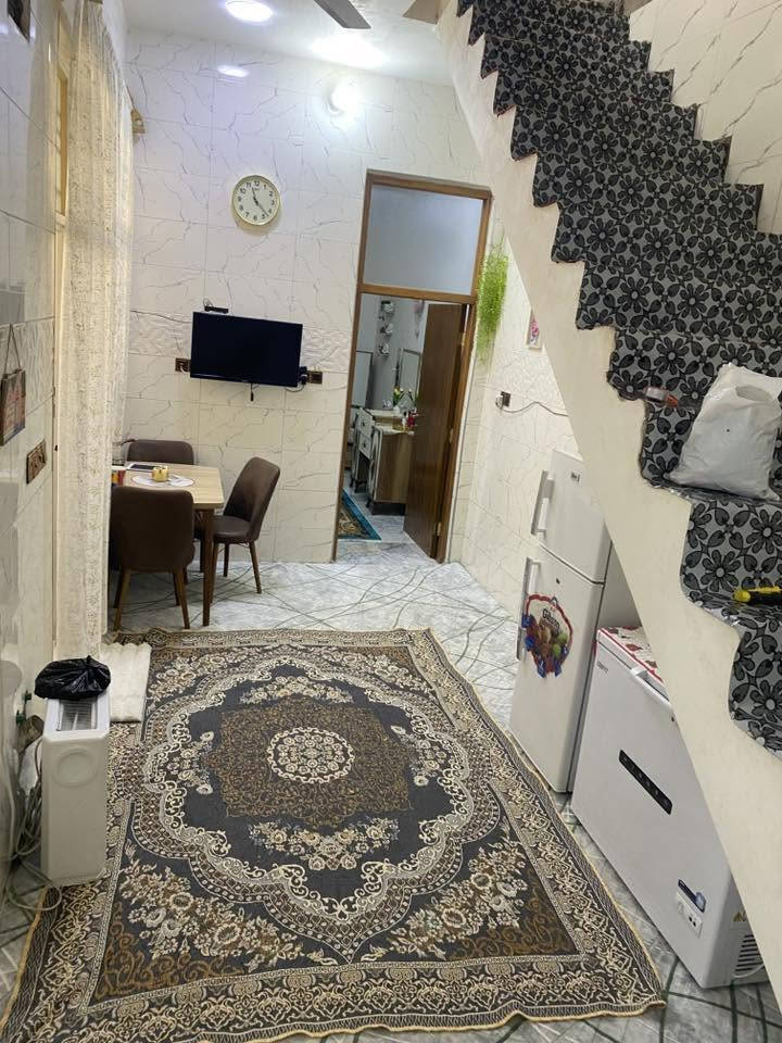 دار للبيع الرئاسة شارع عشرين شارع الساده 100م طابق ونص ***********
