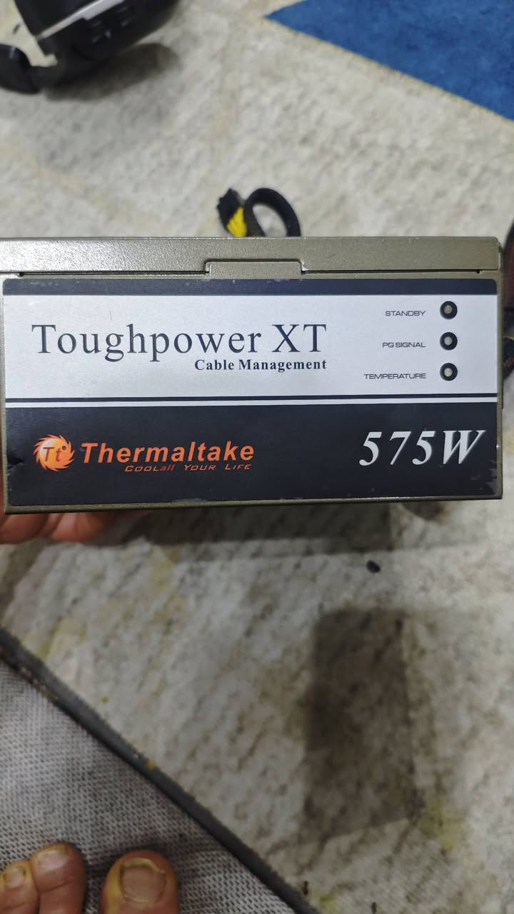 سلام عليكم مزود طاقه (باور سبلاي)السعر ٤٠ الف للعلم الجهاز كله نحاس مكاني كربلاء توصيل
هذا المنتج هو مزود طاقة (Power Supply) للكمبيوتر من نوع Thermaltake Toughpower XT. 
القدرة الكهربائية: متوفر بقدرات مختلفة مثل 775 واط أو 875 واط اعتمادًا على الطراز الدقيق. 
التبريد: يحتوي على مروحة تبريد مقاس 140 ملم لتوفير تدفق هواء هادئ وفعال. 
التصميم: يتميز بتصميم معياري (Modular) لإدارة الكابلات بشكل أفضل داخل كيس الكمبيوتر. 
الحماية: يوفر حماية متعددة مثل الحماية من الجهد الزائد، والتيار الزائد، والدارات القصيرة لضمان سلامة المكونات.


**إذا كنت صاحب هذا الإعلان وتريد حذفه لأي سبب، رجاءا أرسل رسالة إلى الدعم الفني**