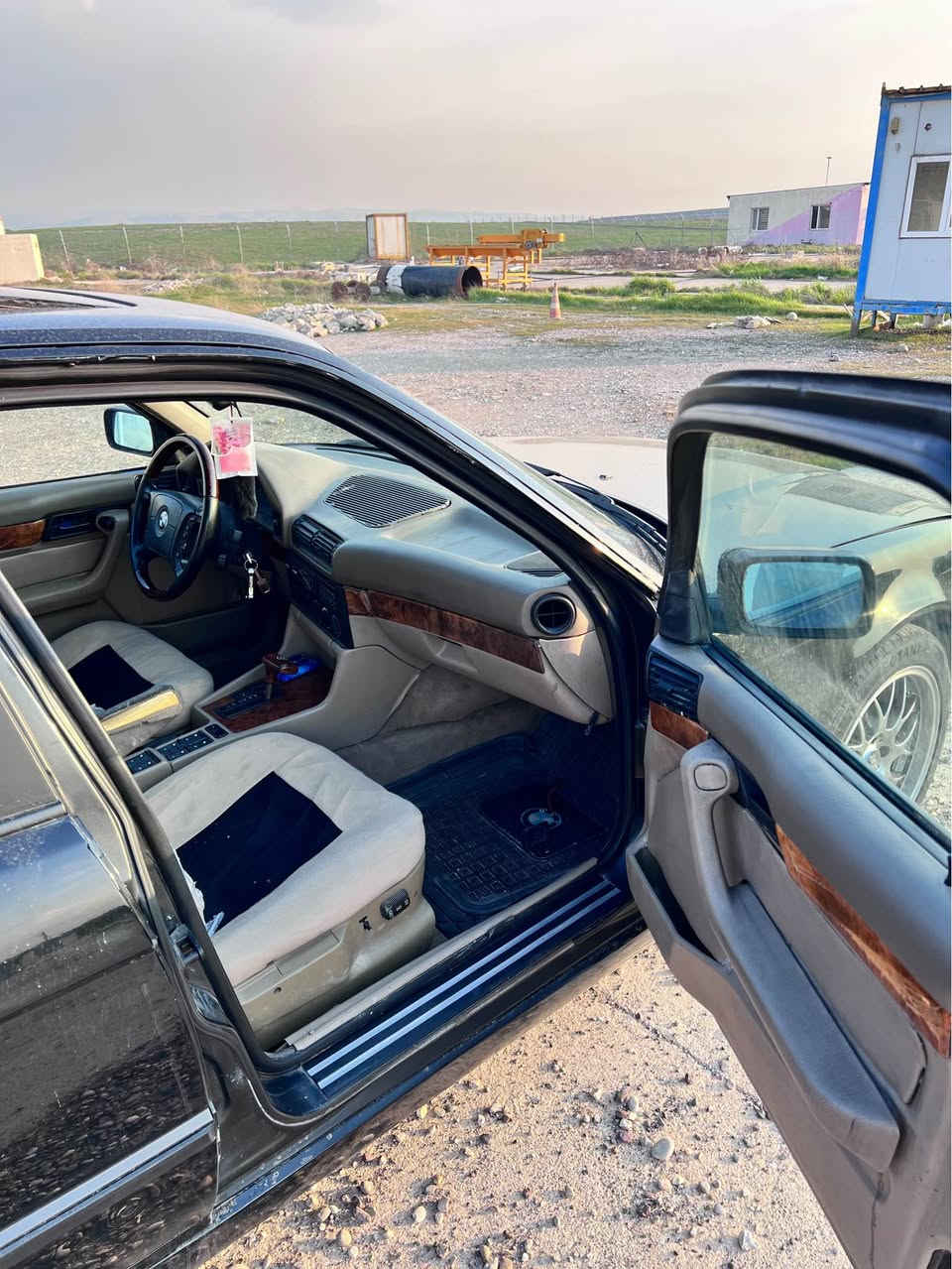 سلاو وعليكم525BWM
 توماتيك موديل 1993 قه پات مواسه. فات  سلايت جار جام كا   ته بريد  ده بل. ئير باگ. جارتاو ويلي  غه زالي له.  سه ره.  سه ياره كه. ره قه م  سه نه وي نويه.    هه موو گياني به. شه ر   عامه بو جواني.  له خز مه تي ئيوه ي به. ريزم. ره قه م موبايل*********** /*********** 📲 أربيل, العراق
