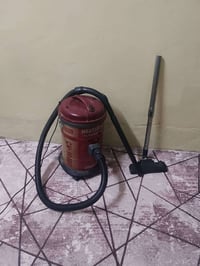 مكنسة شغالة مابيها عيب فقط فرچة مكسورة سعرها 15  07706611536