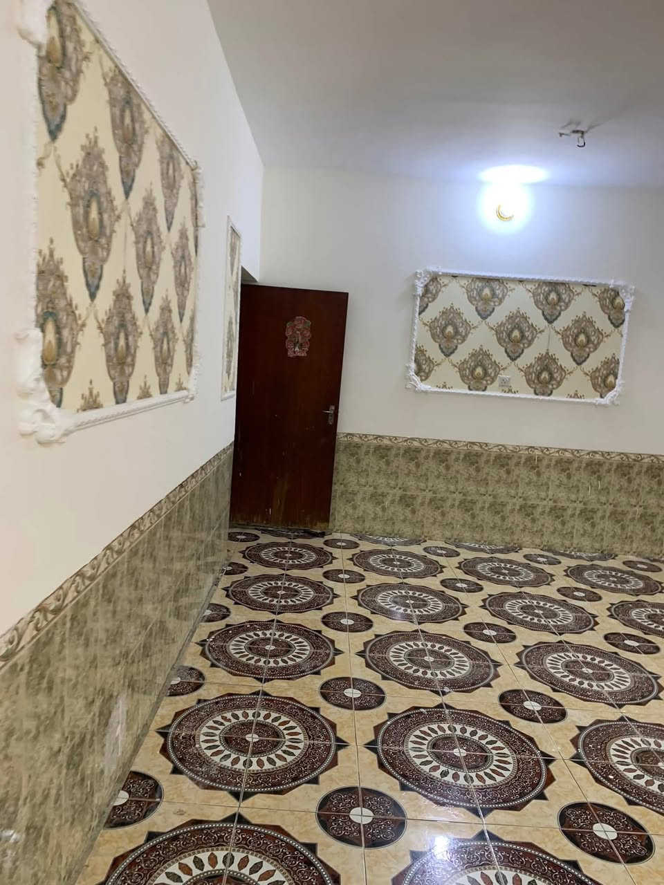 السلام عليكم ورحمة الله وبركاته
(اللهم صل على محمد وال محمد)
دار للبيع طابو ملك صرف باسمي المساحة 200 متر الواجهه 10 النزال 20 
يحتوي على غرفتين نوم كبيرة واستقبال كبير 7 * 5 ومطبخ وصالة كبيرة وخدمات صحية تكرمون داخل وخارج البيت  ومنور عدد2 داخل البيت 
خدمات جاهزة  كهرباء مي مجاري شغل درجه اولى 
و شارع 15 متر بيت بصف الركن الموقع العبيدي نهايه شارع مدرسة الخيرات

للاستفسار اكثر اتصل يوجد واتساب كذلك واني حاضر 

0785 718 8294‬

غير متواجد بالفيس اعتذر …
