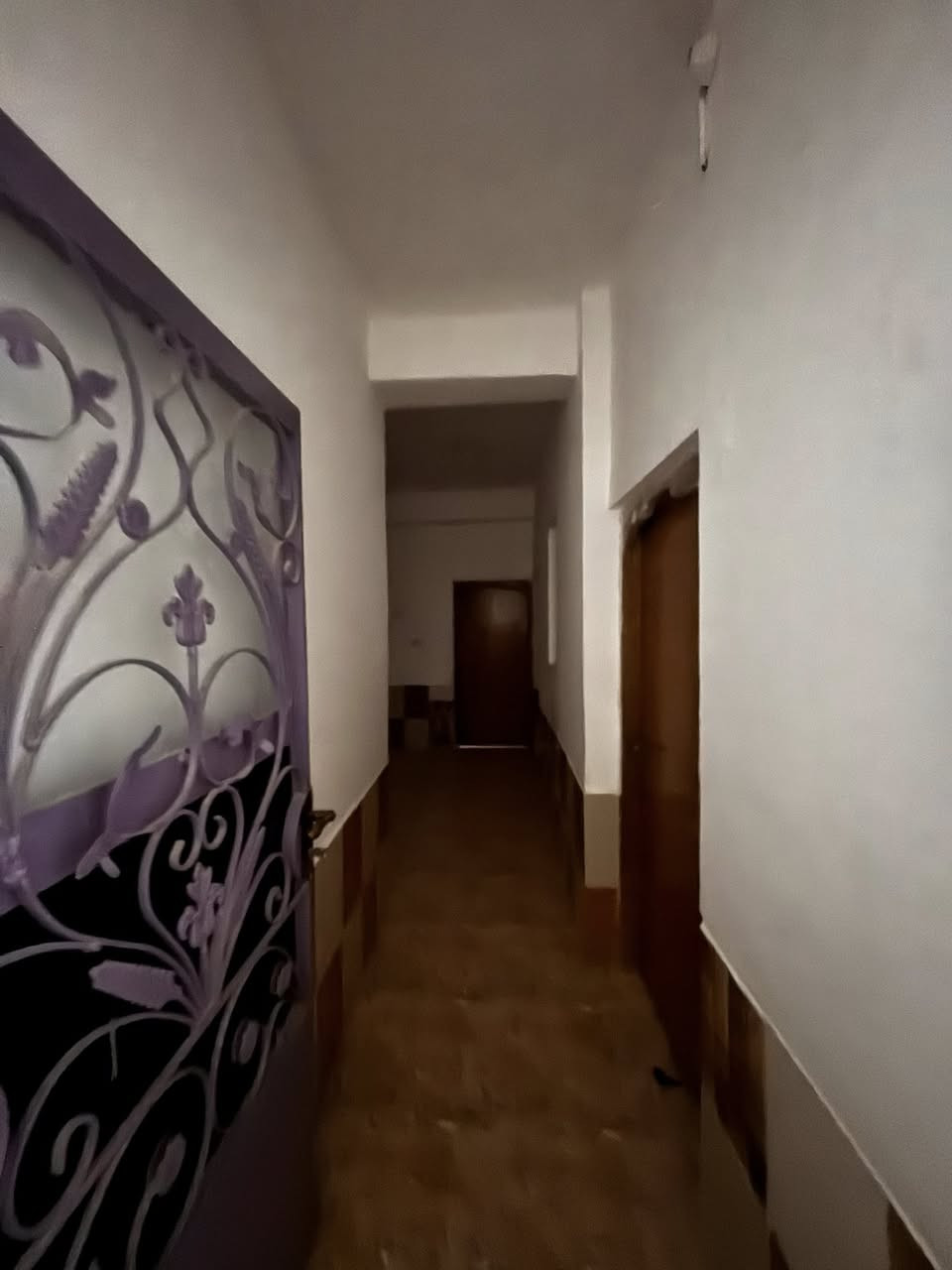 يوجد شقه للايجار   في عمارة الحاج ابو منجد تحتوي عل ثلاث غرف  ومطبخ وحمام وصاله كبيره  الموقع قرب من البانزين خانه  مقابيل جامع السراج المنير  للا استفسار اكثر التواصل عل الرقم ‭٠٧٨٦ ٤٨٥ ٨٥٥٧‬
