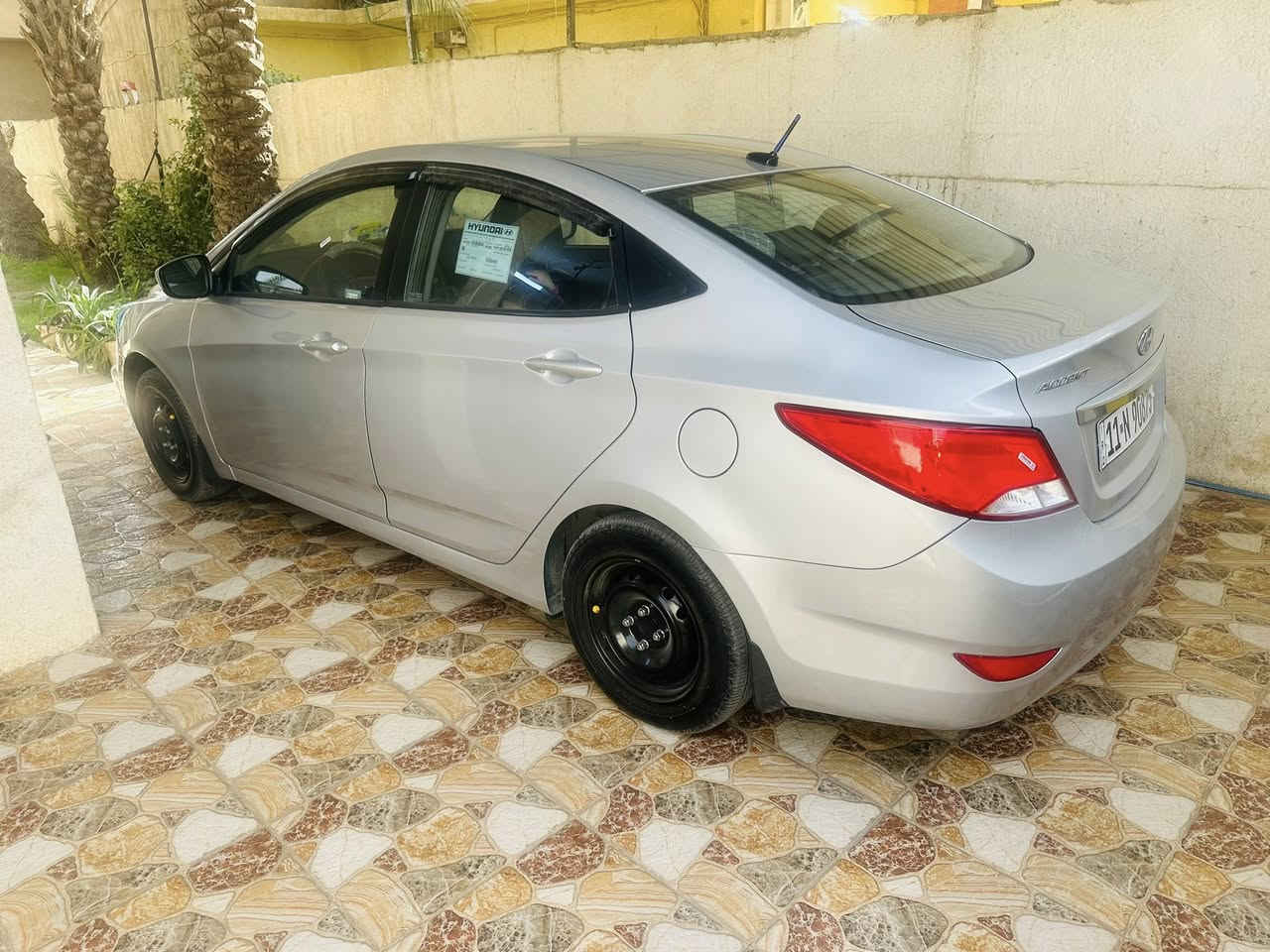 السلام عليكم رمضان كريم
اكسنت 2017 وارد امريكي 
رقم بغداد انكليزي بغداد سنويه جديده مشروع وطني شرط التحويل 
محرك 1600 وكير اي تي المرغوب 
محرك وكير مكفولات ع وضع الشركه 
تبريد تدفئه كله شغال
لايت زنون 
نضام ايكو 
مانع انزلاق  
ماشيه 83 الف 
صدر امامي خلفي جديد 
داخله كلش نضيف 
داخل مغلف جلد كشنات وارضيه 
سياره كلش حلوه ونضيفه وعليها ادامه كامله كلشي متصرف عليه 
ترايها كلش حلو وناعم 
ضررها جامرلغ امامي بيها 5 قطع صبغ اثر شخوط وطخات بسيطه كلش 
وصبغتهن فرن درجه اولى سياره بالواقع احلا من الصور 
السعر 93 وبيها مجال 
العنوان ديالى الخالص ناحيه هبهب 
***********
