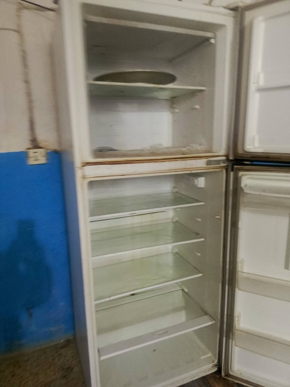 ثلاجة حجم كبير شركة الحافض بيه براد داخلي عطل بيه مو بالفريز جو ميبرد السعر 200الف وبيه مجال حك الجيه 
***********
