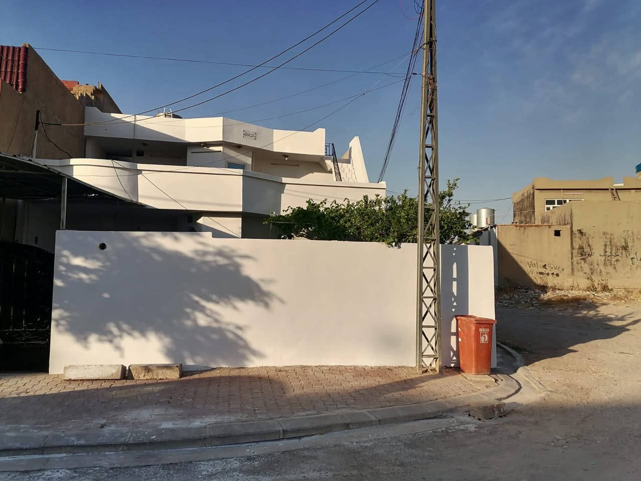 🏡 خانووى روكن دوو نهوم بو فروشتن له گه ره كى ئيسكان پشت سه نته رى روشنبيرى نزيك ته كيه ى شيخ عطا

📐 روبه ر :
▪️ 330 متر

✨ زانیارییەکانی خانوو / موڵك :
▪️  2ژور نوستن - هول - ميوان - مطبخ - گه راج

▪️  نهومى دووه م 2 ژور نوستن - هول - ميوان - مطبخ

💰 نرخ : 130 مليون 

📞بۆ زانيارى زياتر په يوه ندى بكه ن به 
عقارات ستار اكرم بازرگان

*********** ☎️
*********** ☎️

#كركوك #عقارات #عقارات_كركوك
#بيع_بيوت #شراء_بيت #استثمار
#بيوت_للبيع #فرص_عقارية
