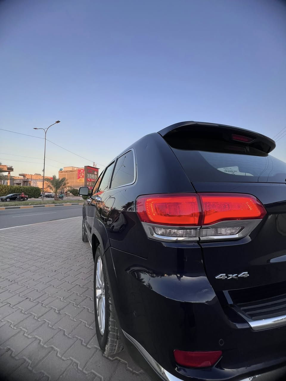 جيب سومت اعلى فئة 2018 (🔹نيلي)
وارد امريكي. حادث  جاملغ ايمن وبنيد بدون ايرباك اسياره 
فول مواصفات السيارة( ماشيه 102 كيلو ) 
تشغيل بصمة + تشغيل عن بعد + بصمة ابواب 
مري كهرباء + قلاب + ترحيب +هيتر مع رادار جانبي 
كشنات جلد + كهرباء + حار بارد. + ذاكرة. 
فحتة سقف بانوراما  /  صندوق كهرباء /   جكات / دفع 4*4 /ويل 22 كروم شاشة كبيرة  و كامرة دوارة وحساسات خلفية وأمامية 
ستيرن  كهرباء حار بارد. 
وشاشة عداد ديجتال  نظام قيادة بثلاث أنظمة  
نظام ايكو اقتصادي في الوقود 
نظام صوتي Harman Kardon بعدد 19 سماعة 
نظام مخارج USB وBluetooth وكاري بلاي 
نظام مثبت سرعة ذكي   /  تنبية النقاط العمياء. 
نظام توقف ذاتي. ( فرامل تلقائية ) 
محرك 6  سلندر.  V.   3600. 
وبعد اهواي بيها مواصفات عدى
السيارة مكفولة كير ومكينة وميكانيك  
صدر  امامي خلفي جديد. تخم تاير جديد. باتري جديد 
رقم . بغداد بأسمي. تحويل ثاني يوم 
مكان السيارة. بغداد 

رقم الهاتف (***********) نفسه بي واتساب
