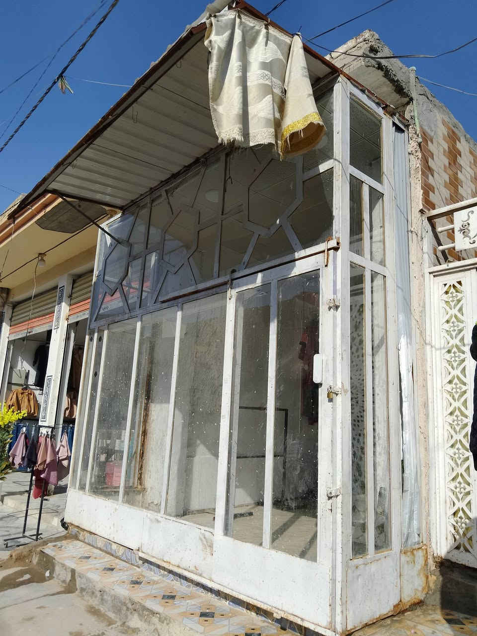 اعيد النشر بسبب الوعود الغير صحيحه
جام خانه وياه سقفيه تسكام نضيفه جدا للبيع عرض 3 أمتار ونص وارتفاع 4 أمتار 
 *********** اتصال
