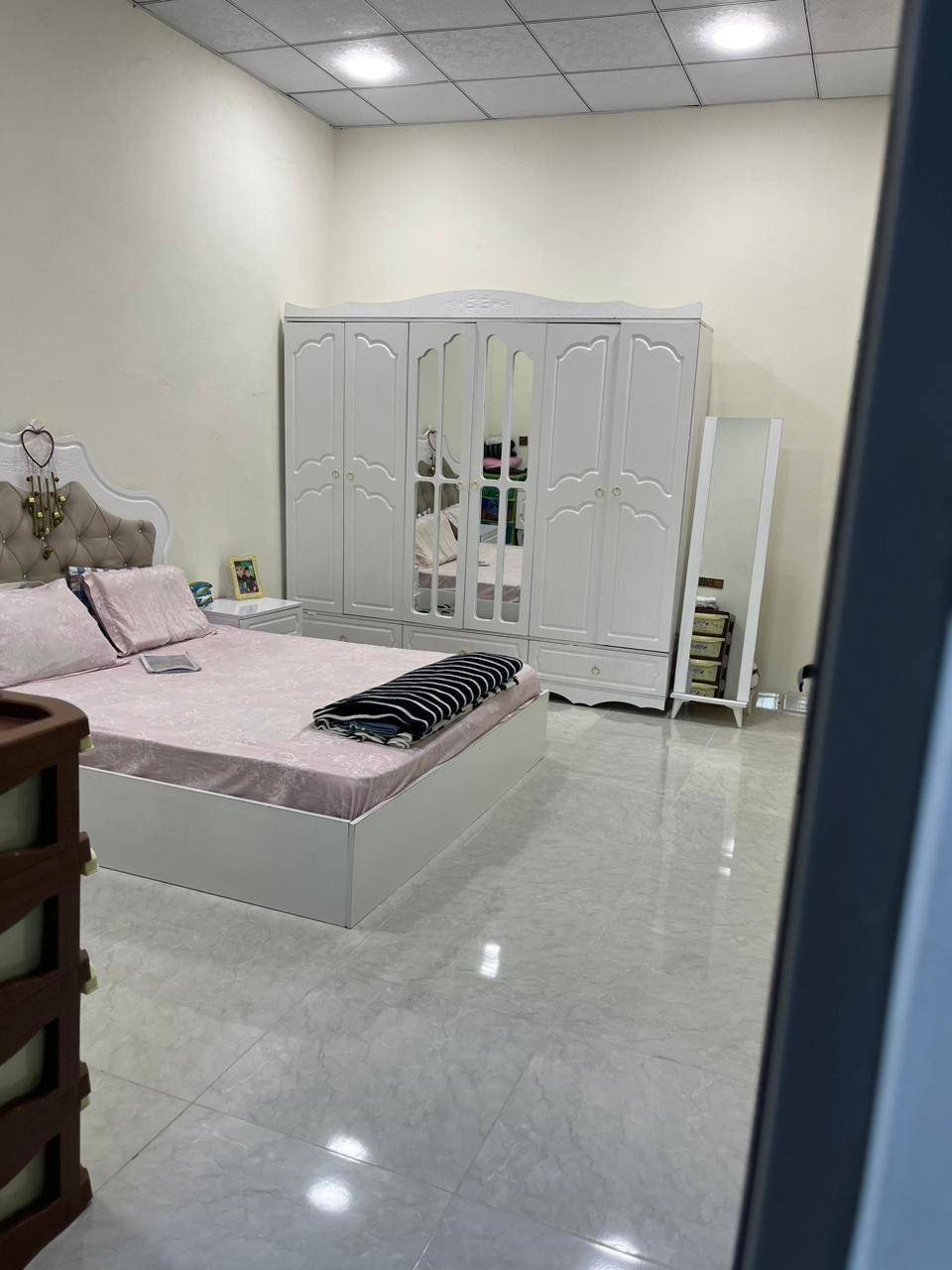 سلام عليكم
بيت للبيع بناء 2024 نظيف كلش
مساحة 100 متر
الواجهة 5 و النزال 20 
يتكون من طابقين
 / الطابق الأول يتكون من / استقبال ومطبخ وغرفة نوم وحمام وصحيات
الطابق الثاني يتكون من/ صالة و غرفة نوم و حمام تواليت

العنوان / الحولي الثانية قرب جامع عمر عبد العزيز
الاتصال و الاستفسار ***********
