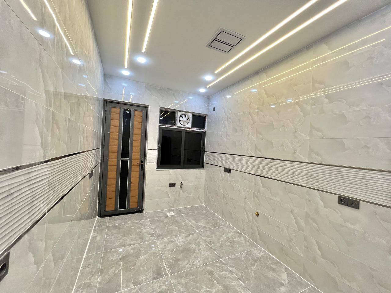 دار للبيع طابو صرف المساحة ١٣٠م واجهة ٦/٥ بناء صفر نظام دكتات سقوف مغربية الدار صاير على حرف T طابق اول استقبال هول مطبخ غرف نوم صحيات داخلي وخارجي طابق الثاني هول غرف نوم ٢ صحيات العنوان الأسرى ماقابل جامع العدل شارع المستوصف للإستفسار الاتصال على الرقم *********** او خاص
