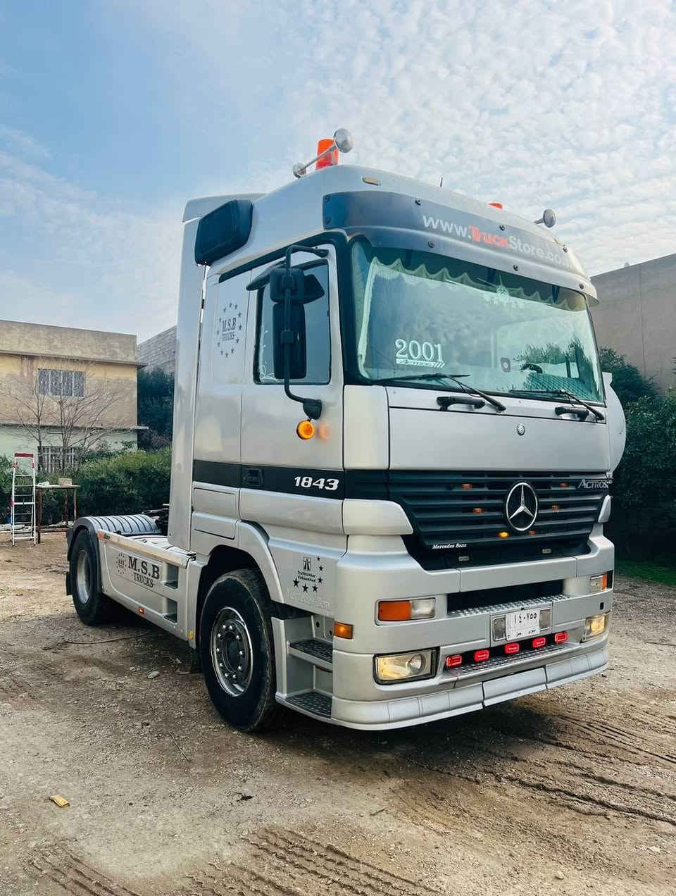 السلام  عليكم
للبيع موديل 2001
حجم 1843
رقم نينوى الماني بأسمي شرط التحويل 
مربوطة فلات ذات جوانب متحركة 
السعر 210 وبيها مجال 
المكان الموصل 
***********
