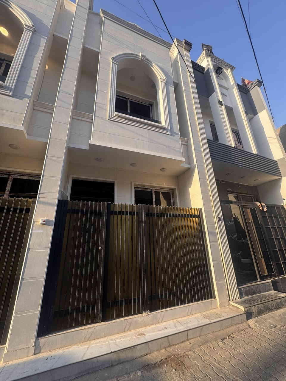 بيت للبيع مساحه ٥١. متر
واجها ٣ونص 

يحتوي على ثلاث غرف نوم البيت فول مودرن 

حولي مطبخ خدمات 

شارع نافذ عرضه ٦ 

مدخل واحد 

عنوانه المربع المقابيل جامع مصعب ابن عمير 

سعر ١٧٥ وبي مجال بسيط 

مكتب البقيع ***********

عنوان المكتب حي سومر شارع المدارس مقابيل مدرسه سما سومر الاهليه
