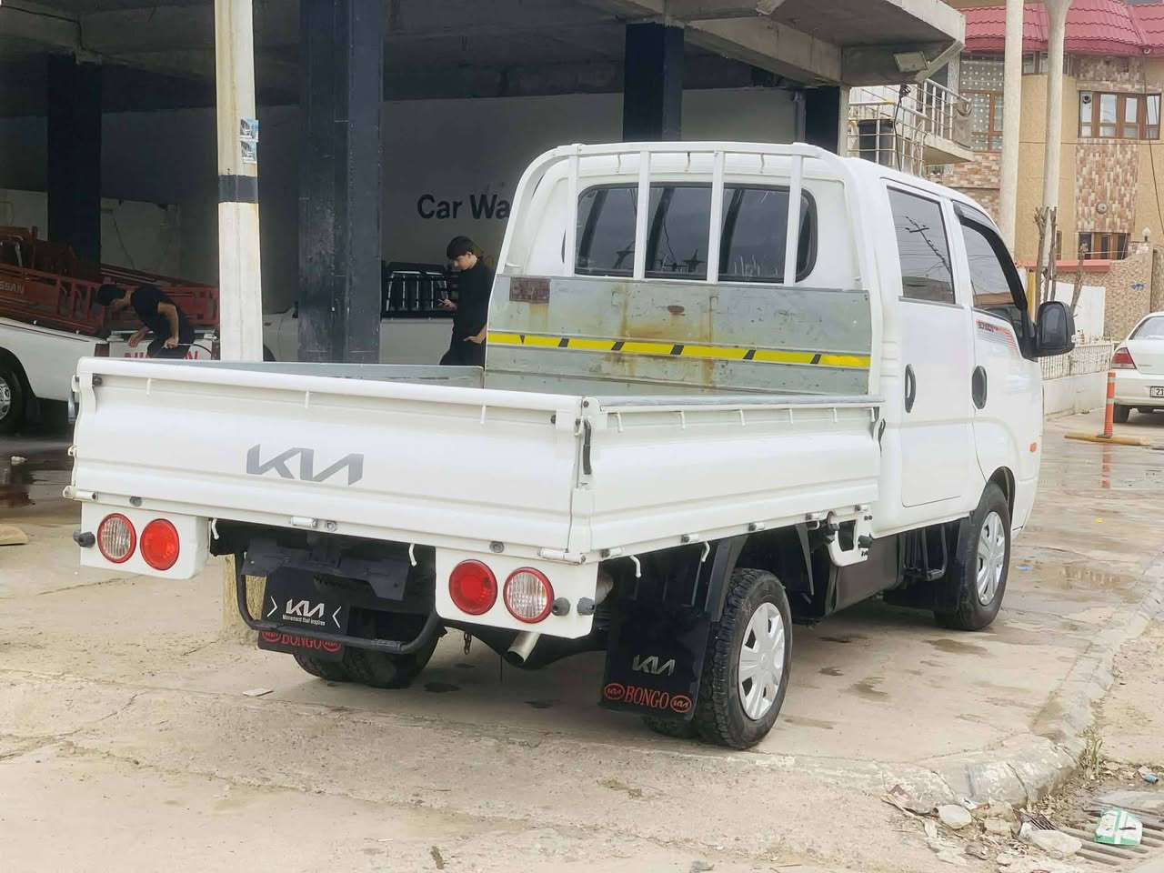 دوتەنی بڕاوە تۆماتیک  2013
سەیارەکە لۆک لۆکە سفرە  ڕزاوی هیج هیج نیە 
شەش تایە سفر  
نابودی تیایە  
ئاوینەکارەبا جام کارە ئاونە هیتەر  
تەبریت مەزبوتە جرکەی تیانیە  
بریکی بەسراوە   
دەبڵ سەلەیە 
مکینە ڕەشی  3000سۆپەر  
 گیڕ مەکینە بەشەرتی  سەد فیتەر   
 ژیری  سفرە سەیارەکە سەقفی وەک شوشەیە  
شوین سید سادق  ***********  ***********
