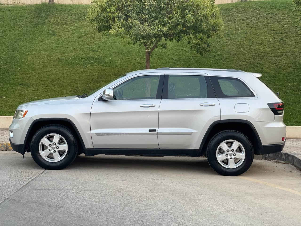Jeep Laredo 2011
سعری ١٣٢ گەڵاو معامەلە 
مواسەفات
شەغال 
درگا بەسمە
کوشن کارەبا 
ئاوێنە هیتەر
ئاوێنە فۆتۆ 
سوکان ڤۆلیۆم
 تەحدید سورعە 
شاشە ئایپاد 
کامێرا 
حاسە 
٣ پارچەی بۆیاخە بێ ناوگرتن 
گێڕوو مەکینە بەشەرت نەکراوەتەوە
تەبریدو گەرمی بەشەرت 
سەنەوی ڕەقەمی تازەیە 

سەیارەکە لە سلێمانیە 

ژمارەی موبایل *********** السليمانية, العراق
