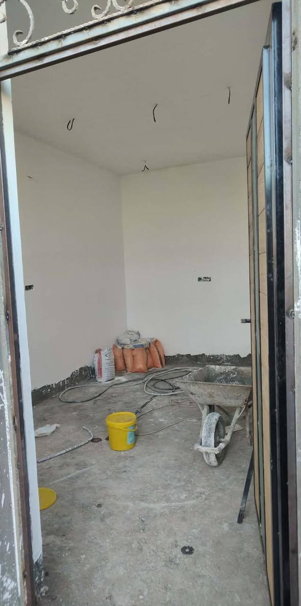 بيت للبيع عد ال بوحجر مساحة 100 اقرار محكمه بيت بناء جديد نقص ارضيه فقط يحتوي غرفتين وصاله وصحيات ومطبخ وبراني بناء طابوك السعر 26 وبي مجال للاستفسار *********** مكتب الصالح للعقار
