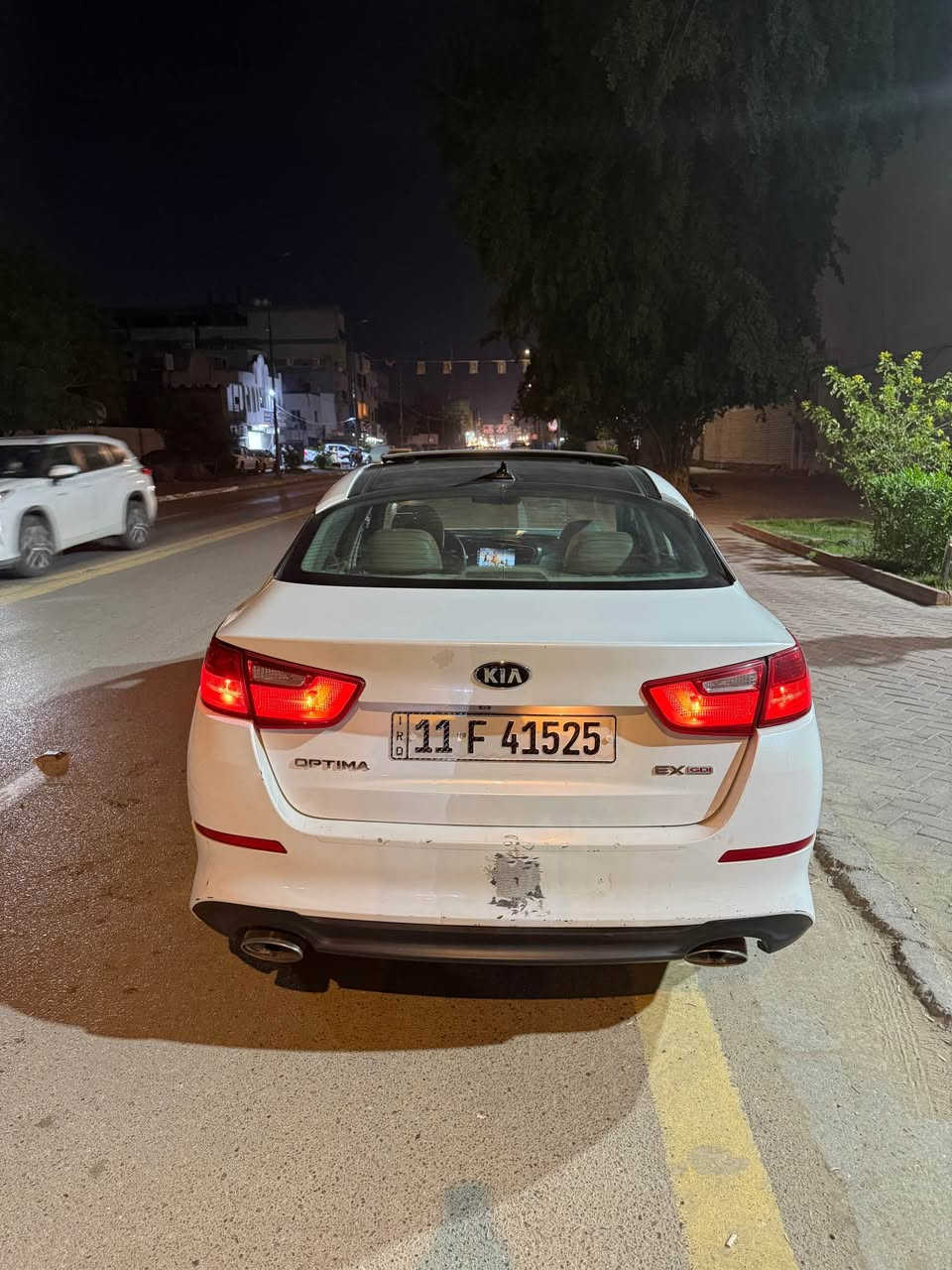 كيا اوبتما 
موديل 2016 
فوووووول 1/1 اعلى فئه 
محرك 4سلندر 2400 GDI
جاملغ وبنيد حادثها وبيها هلال الجاملغ الخلفي صبغ 
تدفئه تبريد كشنات وستيرن وخزن ميموري كشن السايق مشكوك 
تخم تاير وصدر وكير ومحرك كله مكفول وجاهزه من كلشي 
رقم بغداد الجديد تحويل مباشر بسم المشتري 
مكانها بغداد الاعظميه. *********** 
سعرها 107 ورقه وبيها مجال للشراي 
جوه السوك ومستعجل عالبيع بغداد, العراق
