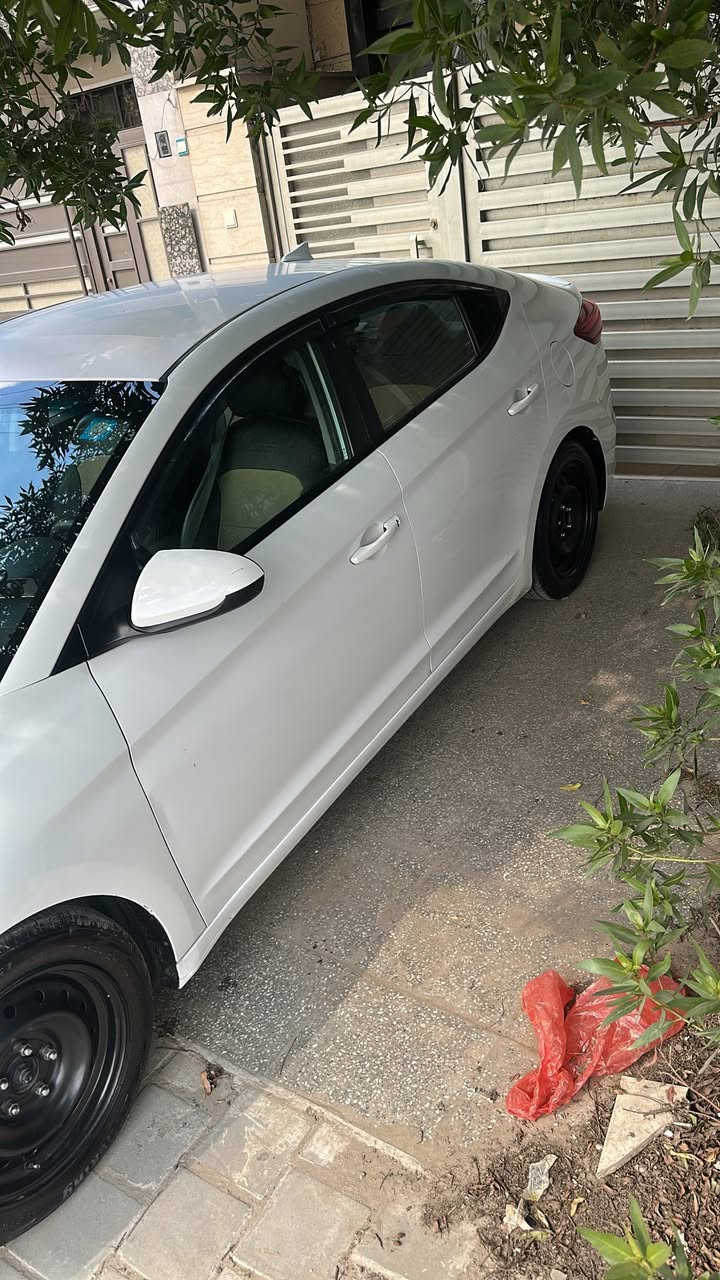 سلام عليكم للبيع مديل 2018 رقم ديالى مشروع وطني
السياره نضيفة جدا 
بيها جاملغ جها السائق فقط 
مكاني بغداد البنوك 
سعر 130
***********
