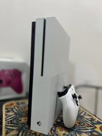 (Xbox One S) للبيع 🔴  الذاكرة: 500.  الملحقات: جوستك وحدة أصلية + ملحق...