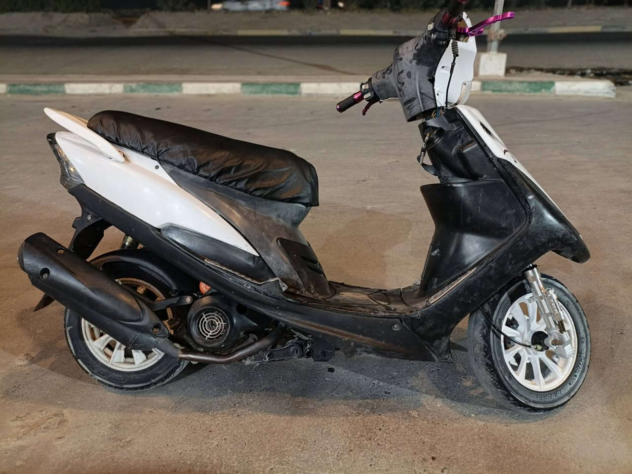 سلام عليكم شباب دراجه ماكس عدله 120
الدراجه كشرها شوفت عينك محرك صافي من كلشي من تبخير نضوح صوت شلعه معدل تخبل شرط نكره بيها ويل كب وصدر امامي رياضي صدر خلفي رياضي صالنصه رياضي اف ام يدات بريك وقبضات رياضي يعني تزويد خارجي طستها حلوه محرك خير من الله الدراجه نقصه فقط باتري وفيشه مال لايت جيب باتري تنكر سلف وتروح هسه تشتغل هندر واحد والباقي شوفت عينك السعر 450 بيها مجال حك الجيه مكاني البياع تقاطع الدرويش رقمي ***********
