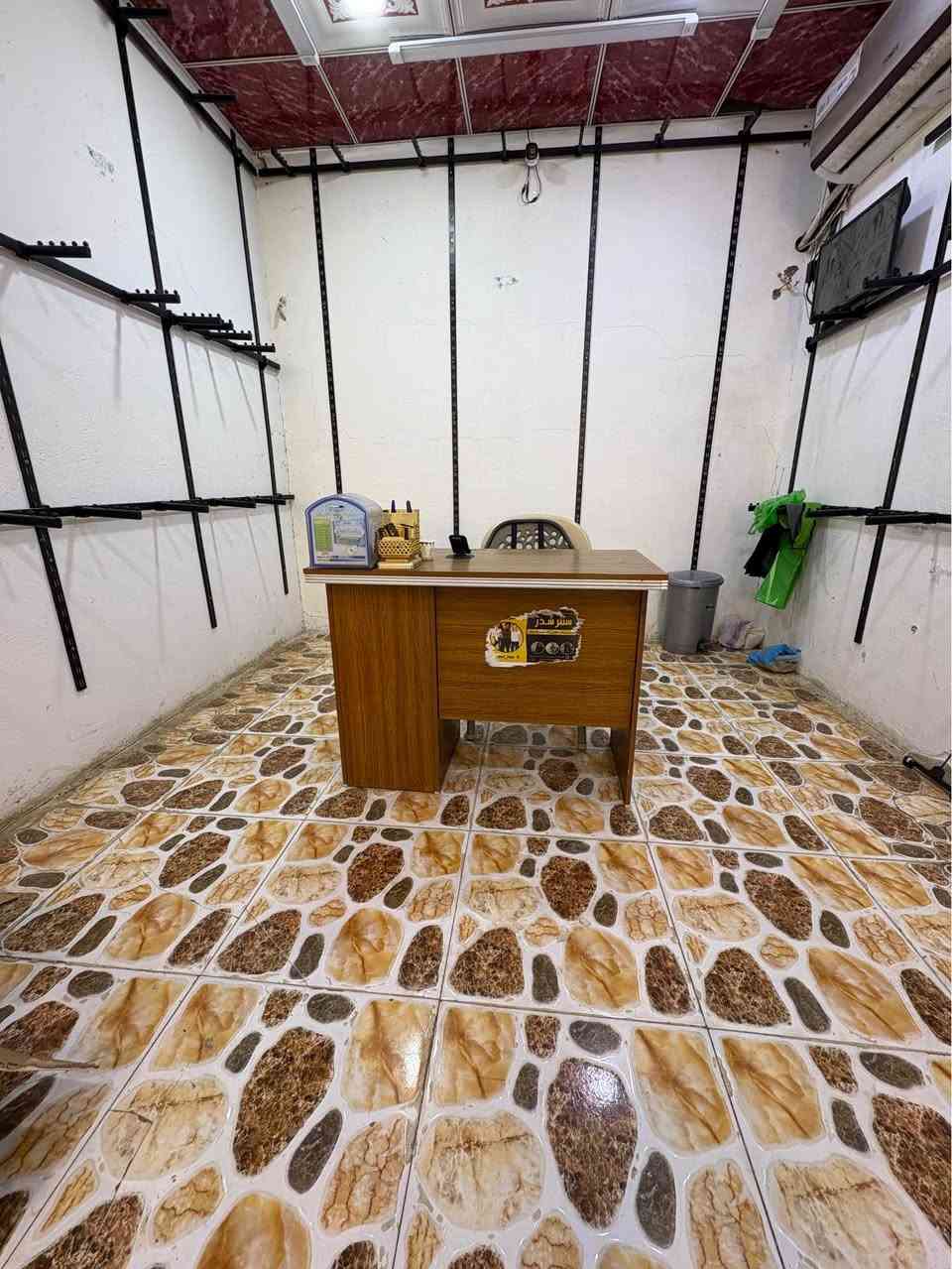 ديكور محل ملابس للبيع 
ملكانات مع ميز مكتبي
العماره ابو رمانه *********** عمارة, ميسان
