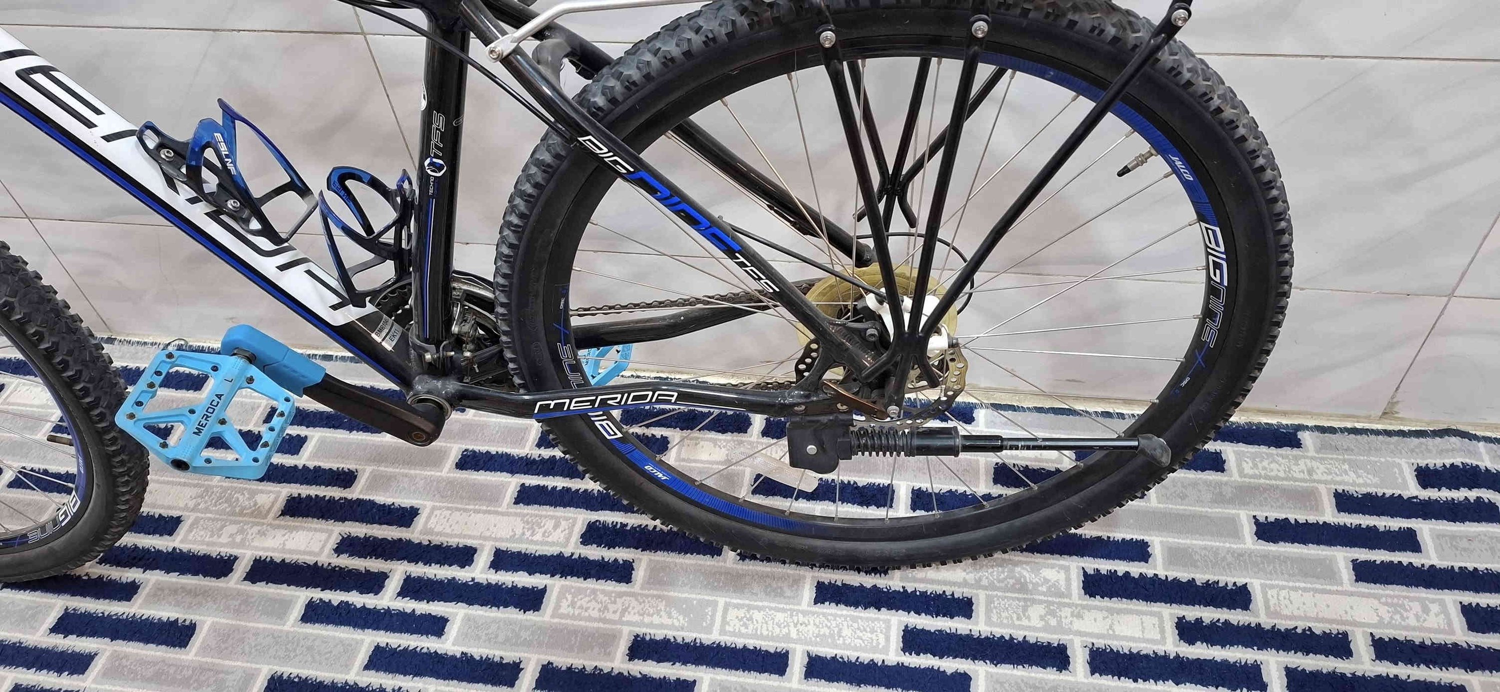 السلام عليكم دراجه حجم ٢٩ جديده كلش وبعد احلى من الصور السعر ٤٠٠ مكاني دوره حي اسيا *********** شوف الصور يله تتصل
