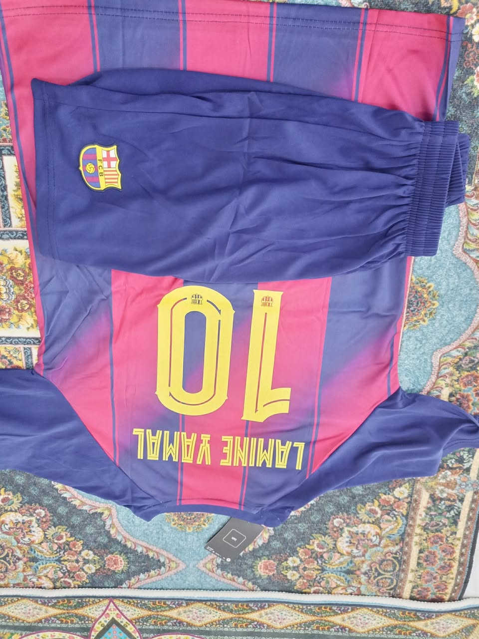 دريس وشورت اربع قطع ريال مدريد الازرق وقطعتين برشلونه الذهبي وقطعتين برشلونه الاحمر والازرق وقطعه نسخه نيمارر نهائي الابطال 2015  قطع كلش حلوه خامه تايلندي الاصلي   القطعة ب10 واذا شلعه بيهن مجال بسيط هذا رقمي خابرني ‏ وتدلل‪***********‬‏
