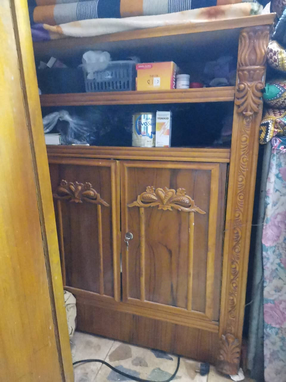 السلام عليكم
🔥 للبيع غرفة نوم  بحالة الوكالة 🔥 خمس قطع نظيف جدا 

 غرفة نوم خشب متينة جدًا، نظيفة وكأنها جديدة، تصميم راقٍ وجودة ممتازة.

تتكون من:
🛏️ سرير
🪞 ميز مع مرآة
👗 دولاب ملابس كبير
🗄️ دولاب إضافي منفصل
👞 كومدي أحذية
✅ خشب قوي جدًا وجودة مضمونة.
✅ حالة ممتازة جدًا، بدون كسور أو عيوب.
✅ جاهزة للاستخدام مباشرة.
✅ مناسبة لمن يبحث عن السعر المناسب.

💰 السعر مناسب وللجادين فقط. (مليون و700) للتنويه مشتريها با( ثلاث ملايين)

📍الموقع: _بغداد _مدينة الصدر 

للاستفسار راسلني على الخاص أو اتصل على:  ***********
