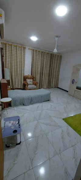 السلام عليكم بيت للبيع المساحة 100متر 20×5 طابقين ثلاث غرف نوم واستقبال وصالة و وطابق الثالث مخزن 5×5 العنوان بستان الكمالية السعر85  الرقم ***********
