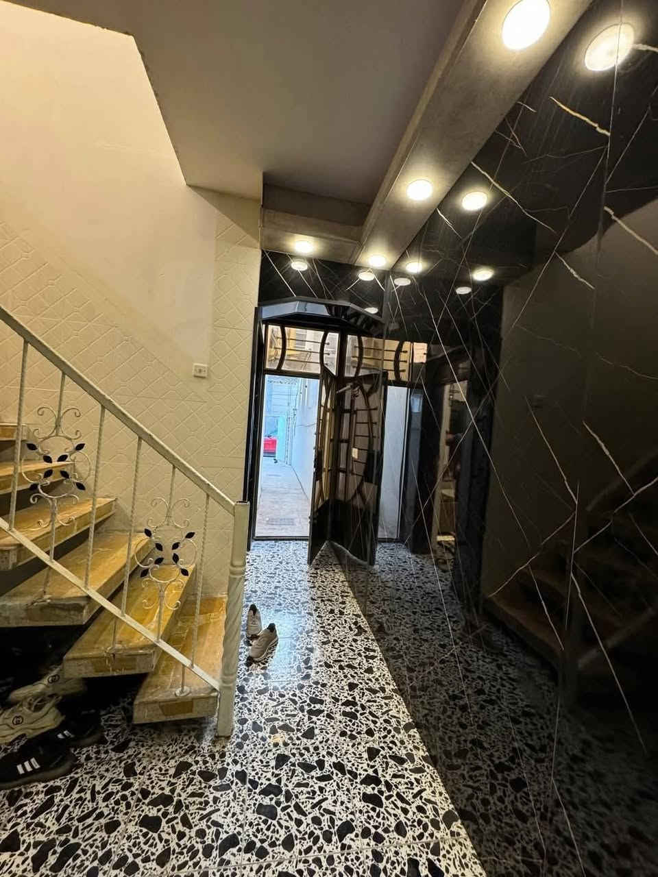 ياألله 
سلام عليكم تعلن شركة المرتضى للعقار عن بيع مشتمل مساحه 100م 
واجهة 5 ونزال 20 طابق ونص  بناء 
حديث عنوان المشتمل بغداد حي الجهاد ديوان الاصيل خلف الشارع التجاري مباشرة المحتويات غرف نوم عدد 3 استقبال وهول ومطبخ 
صحيات ارضيه بورسلين 
جدران سيراميك للاستفسار الاتصال على الارقام التاليه 
***********
***********
