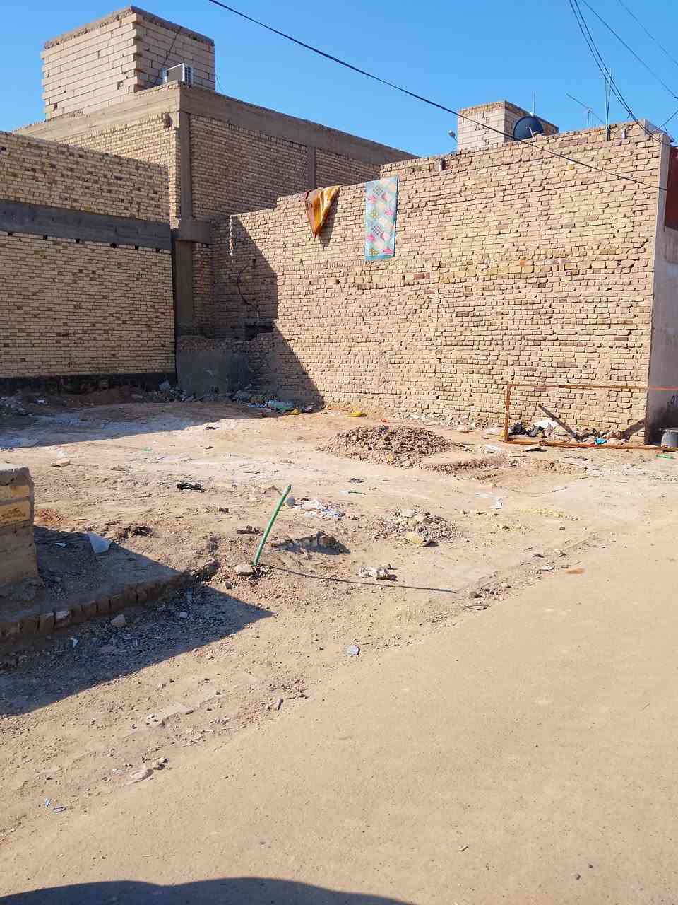 قطعه طابو صرف موقع مميز وحلو شارع 60 قرب صيدلية كبسوله مقابل المنتزه ثاني قطعه عن الشارع العام بصف الركن مساحة 120 وبيه 10 فضله يعني 130 واجهة 10 نزال 13كافة الخدمات شارع تبليط للاتصال ***********
