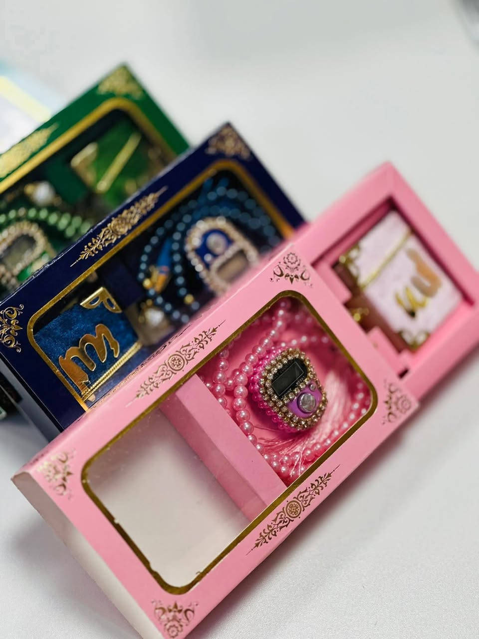 "لأنهم بذروا فينا العلم، وحصدنا بفضلهم النجاح.. 🎓✨
نقدم لكم مجموعة 'وفاء العطاء' المختارة بعناية. هدايا تليق بمقام معلمينا الأفاضل ومعلماتنا الغاليات، لتكون ذكرى شكر تبقى في القلوب.  بابل محاويل ناحية الامام  ***********"
