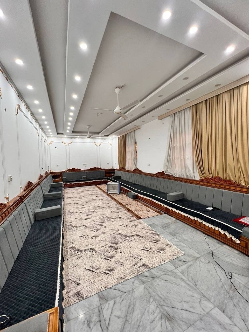 دونم مع بيتين في التنومه نهر حسن شارع الدواجن 
يحتوي البيت الاول (الكبير)
بناء طابوق الطيب درجه اولى والكونكريت تسليح حديد اوكراني 
الطابق الارضي  
١-مساحه البناء ٢٠٠م 
٢-ديوان ١٠*٥ مع جبس بورد 
٣-هول ٦*٧مع جبس بورد 
٤-مطبخ ٥*٦ مع جبس بورد 
٥-غرفه نوم سويت ٥*٥
٦-غرفه نوم ٥*٤
٧-درج مجنح (ملكي)
٨-حمام 
الطابق الاول 
جميع الغرف مع الصاله والبيتونه جبس بورد 
١-غرفه نوم سويت ٩،٢٥*٤،٥ عدد ٢
٢-غرفه نوم ٤،٥*٤،٥
٣-غرفه نوم ٥*٤ عدد ٢
٤-هول ٦*٧
٥-درج دائري 
٦-يفصل اليبتين منور ١،٥*٤
٧-حمام 
يحتوي البيت الثاني 
١-مساحه البناء ١٧٠م
٢-استقبال ٤*٥
٢-هول ٤*٥
٣-غرفه نوم سويت ٩*٥
٤-موزع مع مطبخ داخل الموزع 
٥- درج دائري 
٦- بيتونه+مخزن +سطح مفصول عن البيت الكبير 
٧-حمام 
الحديقه  مساحه الحديقه ٢١٠٠م 
١-نخل برحي عدد ٢
٢-نخل بريم عدد ٢
٣-نخل خصب عدد٢
٤-نخل خضراوي عدد ١ 
٥-سدر (نبگ) عدد ٤ 
٦-مخزن ٤*٦
٧-مجموعه صحيه خارجيه حمام + تواليت 
٨- سقيفه كي سبان 
٩-سقيفة سطح البيت

استفسار: ***********
