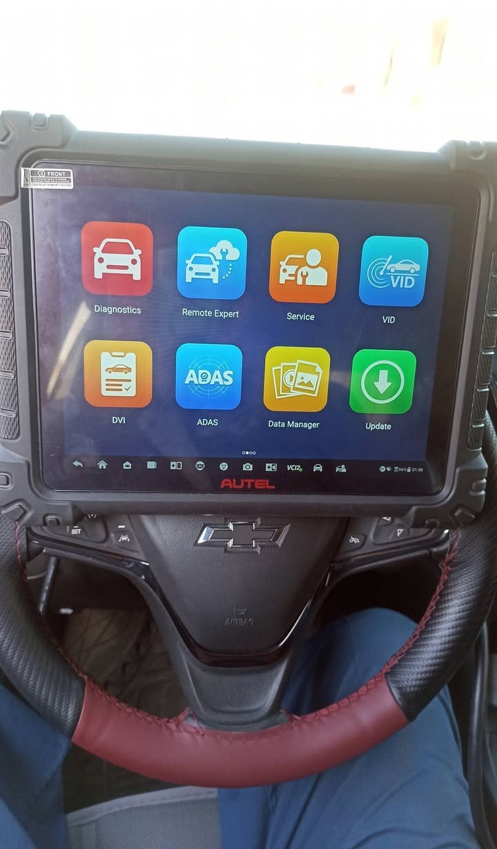 🔧🚗 استبدال وبرمجة احترافية لحساسات الركن الأمامية – Chevrolet 🚗🔧
في ورشة مهدي لصيانة السيارات الحديثة
نحن لا نُجرب…
ولا نستبدل القطع إلا بعد تشخيص علمي مؤكد
ثم برمجة ومعايرة حسب مواصفات المصنع.
🔍 المرحلة الأولى: التشخيص الإلكتروني الدقيق
تم فحص السيارة باستخدام جهاز Thinkcar – ThinkTool
والدخول إلى وحدة التحكم الخاصة بنظام الركن:
Parking Assist Control Module (PACM)
وتم تسجيل كود العطل التالي:
DTC: B0955-08
Parking Assist Front Sensor Left Middle Circuit – Performance – Signal Invalid
🧠 ماذا يعني هذا الكود علميًا؟
خلل في أداء الحساس الأمامي الأيسر (الوسطي)
الإشارة الخارجة من الحساس غير متوافقة مع القيم المرجعية
غالبًا يدل على:
تلف داخلي في الحساس
أو انحراف في خرج الإشارة لا يمكن تصحيحه بالبرمجة فقط
📌 بعد التأكد من:
سلامة الأسلاك
سلامة التغذية الأرضية والجهد
عدم وجود خلل في شبكة CAN
✅ تم تأكيد تلف الحساس نفسه.
🧩 المرحلة الثانية: استبدال القطعة التالفة
✔️ تم استبدال الحساس الأمامي الأيسر الوسطي
✔️ بقطعة جديدة مطابقة لمواصفات المصنع
✔️ مع تثبيت صحيح بزاوية الصدام الأصلية
❗ ملاحظة مهمة:
تركيب الحساس بدون برمجة = عطل مستمر
لأن وحدة PACM لا تتعرف على الحساس الجديد تلقائيًا
💻 المرحلة الثالثة: البرمجة والتعريف الاحترافي
تم استخدام جهاز Autel MaxiSys MS909S2
وهو جهاز متخصص في برمجة وحدات GM المتقدمة
✔️ ما تم تنفيذه:
برمجة وحدة PACM
تعريف الحساس الجديد داخل النظام
تنفيذ:
Front Parking Assist Sensor Relearn
Calibration حسب ارتفاع الصدام وزاوية التركيب
مزامنة الإشارات مع:
BCM
IC
نظام ADAS
✅ النتيجة النهائية:
✔️ حذف كود العطل B0955-08 نهائيًا
✔️ اختفاء إنذار الركن من لوحة العدادات
✔️ قراءة دقيقة للمسافات
✔️ استجابة فورية للحساس الجديد
✔️ النظام يعمل كما خرج من المصنع
🧠 خلاصة تعليمية للمتابعين:
🔴 استبدال الحساس بدون برمجة = فشل
🔴 برمجة بدون تشخيص = خسارة مال
✔️ النجاح الحقيقي =
تشخيص → استبدال صحيح → برمجة → معايرة
📍 العنوان:
الناصرية – حي الشهداء – مجاور جامع المحسن
📞 رقم الهاتف:
***********
🛠️ ورشة مهدي لصيانة السيارات الحديثة
كهربائي سيارات | فحص كمبيوتر | برمجة وحدات | ADAS | Chevrolet
💙 إذا أعجبك الشرح: 👍 لايك
💬 تعليق
📤 مشاركة ليستفيد الجميع
تابعنا لتشوف الفرق بين الصيانة العشوائية والصيانة العلمية
