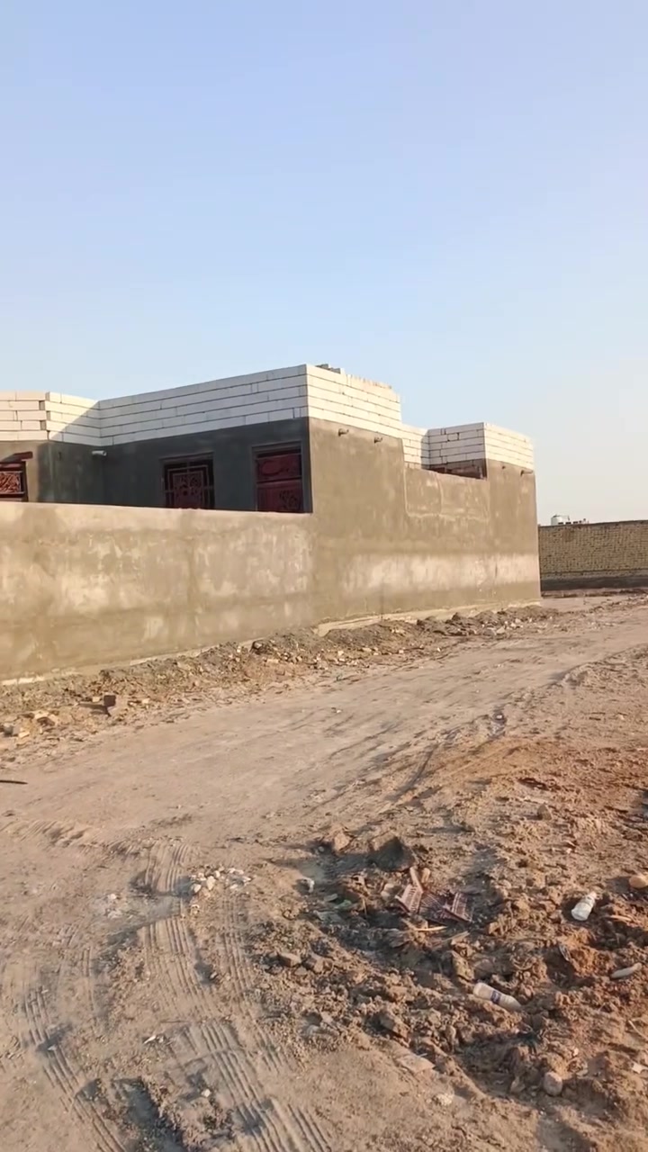 السلام عليكم // بيت 300 متر ركن  على شارعين عنوان حي الجوادين النزله الثانيه البناء 150 باقي 150 ساحه حديقه وكراج البتلو صب كونكريت  بي استقبال وصاله وغرفتين وصحيات  ومطبخ ومنور عدد  2 للبيع سعر اتصل واتساب ***********
